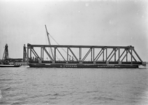 836336 Afbeelding van het invaren van een nieuw gedeelte van de Moerdijkbrug over het Hollands Diep.